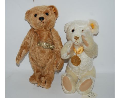 Two modern Steiff Teddy bears and three modern dolls Condition Report: Available upon request