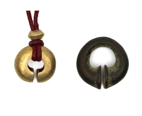 Java, a guiled ear pendant on a string with a guiled bead; Herewith a bronze omega shaped earring, Majapahit Period.  diam. 2