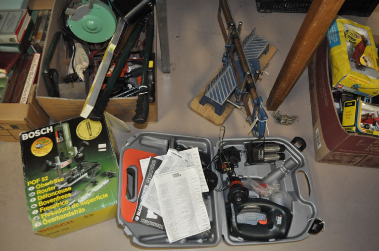 Electrical tools, to include: a Bosch POS52 router; a Power 6in. bench