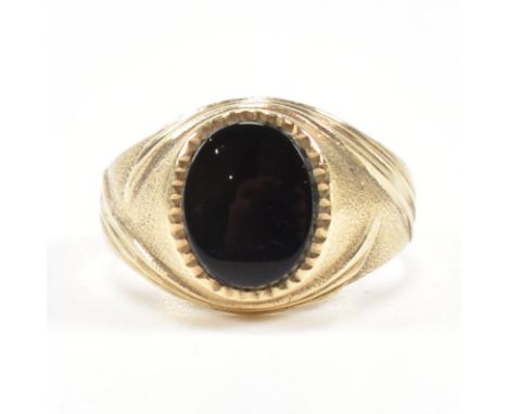 &nbsp;A hallmarked 9ct gold and onyx signet ring. Weight 3.6g. Size M.5.All weights, measurements and sizes are approximate&n