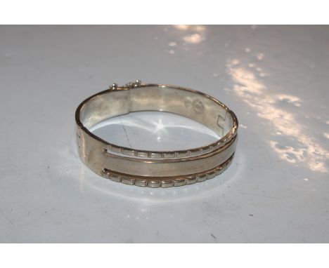 A solid Sterling silver bangle, approx. 47.5gms 