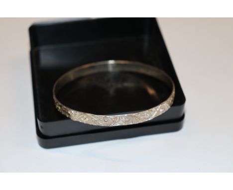 A vintage silver full bangle, approx. 10.5gms 