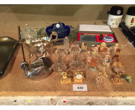 A COLLECTION OF 16 WADE WHIMSIES, GLASS BOWLS, SWAN CIGARETTE LIGHTER, ETC 