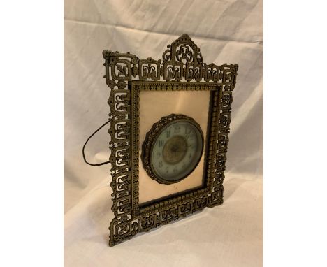 A VINTAGE DECORATIVE ELECTRIC MANTLE CLOCK WITH GILT FRAME AND FACE 