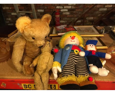 A VINTAGE TEDDY SIZE 54CM, A VINTAGE TEDDY 34CM IN NEED OF TLC, PLUS TWO KNITTED TOYS 