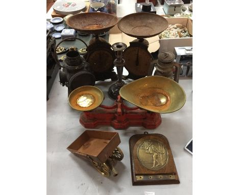 A QUANTITY OF ITEMS TO INCLUDE THREE SETS OF VINTAGE SCALES, A RAILWAY LAMP, OIL LAMP, ETC 