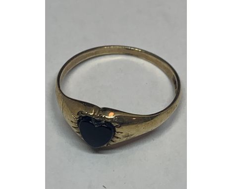 A 9 CARAT GOLD RING WITH ONYX HEART SHAPED STONE SIZE M/N 