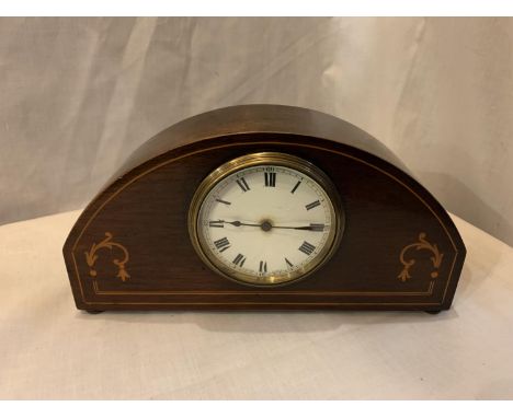AN INLAID MAHOGANY SWISS MADE MANTLE CLOCK WITH KEY 