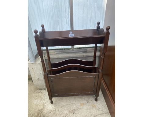 AN EARLY 20TH CENTURY MAHOGANY BOOK TROUGH/MAGAZINE RACK, 18" WIDE 