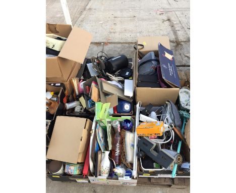 AN ASSORTMENT OF HOUSEHOLD CLEARANCE ITEMS TO INCLUDE TOOLS, CERAMICS AND BAGS ETC 