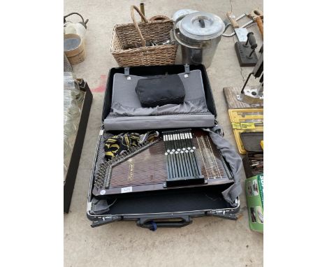A VINTAGE AUTO HARP 