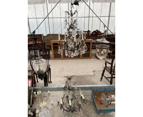 A PAIR OF DECORATIVE AND IMPRESIVE BRASS AND GLASS CHANDELIER STLYE LIGHT FITTINGS 