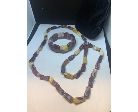 A MATCHING BEAD AND BANGLE SET IN AUTUMAL COLOURS 