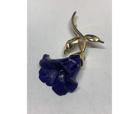 A VINTAGE 9 CARAT GOLD BROOCH IN THE DESIGN OF A BLUE LAPIS FLOWER  GROSS WEIGHT 9.8 GRAMS WITH A PRESENTATION BOX 