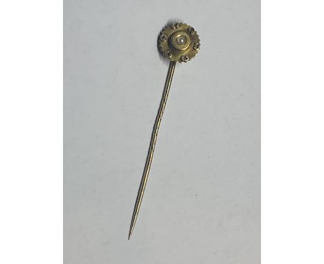 A VICTORIAN 15 CARAT GOLD SEED PEARL STICK PIN GROSS WEIGHT 2 GRAMS IN A PRESENTATION  BOX 