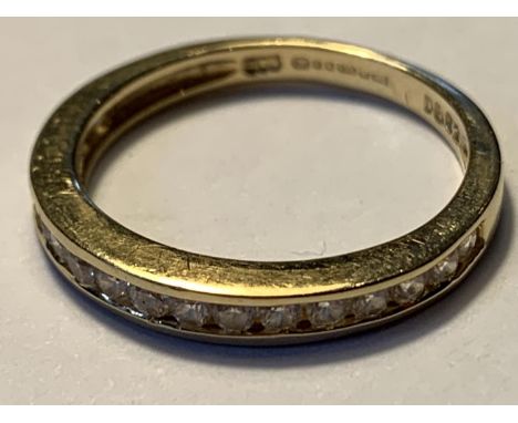 A 14 CARAT GOLD RING WITH EIGHTEEN IN LINE BELIEVED DIAMOND CHIPS SIZE M IN A PRESENTATION BOX 