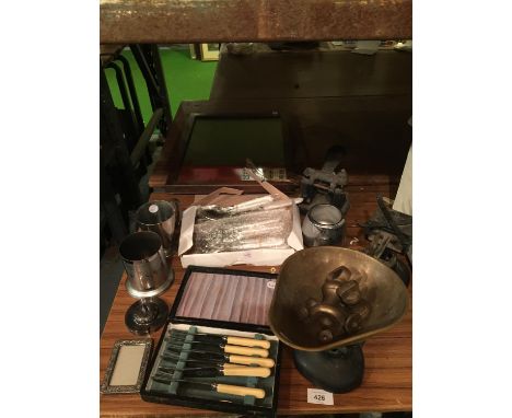 A QUANTITY OF COLLECTABLE TO INCLUDE A SET OF VINTAGE LIBRUSCO SCALES ND WEIGHTS, BOXED KNIVES, WOODEN FRAMED MIRROR, ETC 