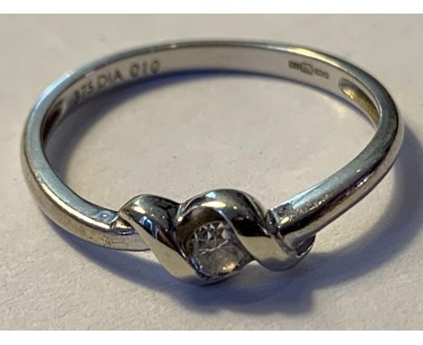 A 9 CARAT WHITE GOLD DIAMOND SOLITAIRE RING WITH PRESENTATION BOX 