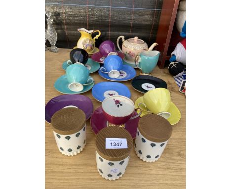 AN ASSORTMENT OF CERAMIC ITEMS TO INCLUDE A TEAPOT, VARIOUS CUPS AND SAUCERS AND A JUG ETC 