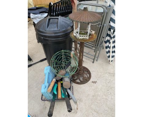 AN ASSORTMENT OF GARDEN ITEMS TO INCLUDE A FORK, A VINTAGE METAL BIRD TABLE AND VARIOUS TOOLS ETC 