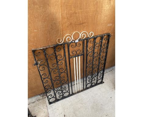 A DECORATIVE WROUGHT IRON GARDEN GATE (L:101CM) 