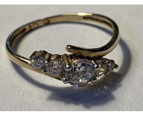 A 9 CARAT GOLD RING WITH FIVE IN LINE DIAGONAL STONES SIZE L IN A PRESENTATION BOX 