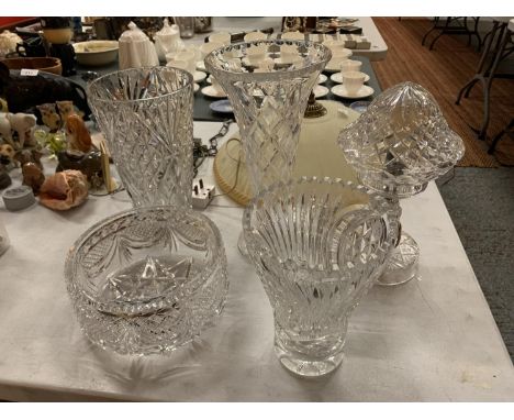 A QUANTITY OF HEAVY CUT GLASS PIECES STO INCLUDE, A FRUIT BOWL, VASES AND A LAMP - A/F CHIP TO UNDERSIDE OF SHADE 