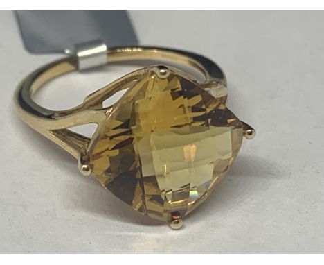 A 9 CARAT GOLD RING WITH CITRINE COLOURED DIAMOND SHAPED STONE SIZE N GROSS WEIGHT 3.7 GRAMS IN A PRESENTATION BOX 