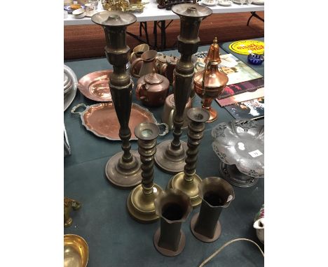A PAIR OF TRENCH ART STYLE VASES HEIGHT 17CM, A PAIR OF BARLEYTWIST BRASS CANDLESTICKS HEIGHT 30CM AND A PAIR OF BRASS LAMP B