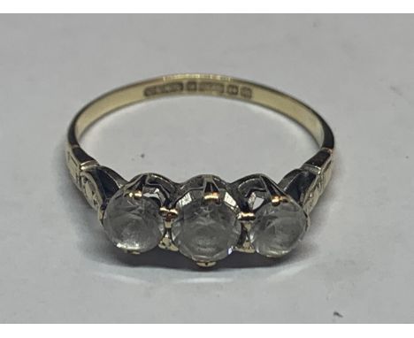 A 9 CARAT GOLD TRILOGY DRESS RING SIZE K/L 