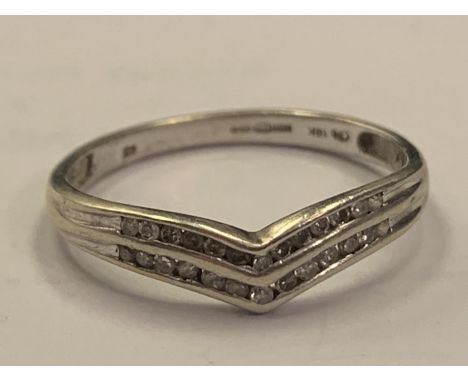 A 9 CARAT WHITE GOLD WISHBONE RING WITH DIAMOND CHIPS SIZE N 