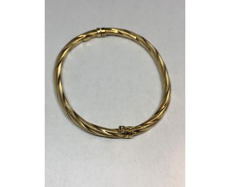 A 9 CARAT YELLOW GOLD BANGLE MARKED 375 GROSS WEIGHT 4.2 GRAMS IN A PRESENTATION BOX 