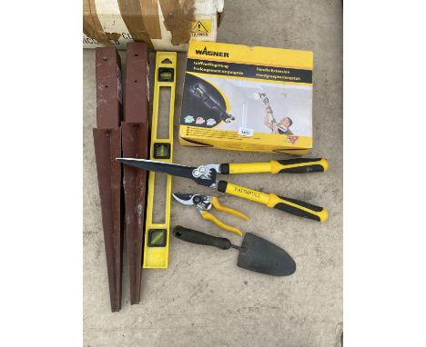 AN ASSORTMENT OF TOOLS TO INCLUDE SHEARS, SPIRIRT LEVEL AND A HANDLE EXTENSION ETC 