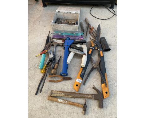AN ASSORTMENT OF VINTAGE TOOLS TO INCLUDE HAMMERS, SCREW DRIVERS AND SHEARS ETC 