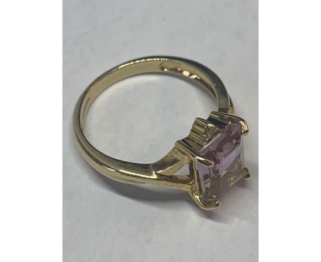 A 9 CARAT GOLD MARKED 375 RING WITH A LARGE PALE PURPLE COLOURED SQUARE STONE AND TWIST SHOULDERS SIZE N GROSS WEIGHT 2.9 GRA