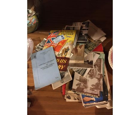 A COLLECTION OF EPHEMERA TO INCLUDE VINTAGE POSTCARDS, ETC 