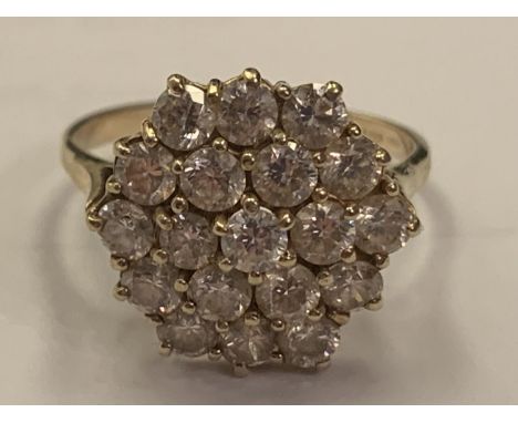 A 9 CARAT GOLD CLEAR STONE CLUSTER RING SIZE O 