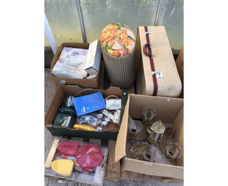 AN ASSORTMENT OF HOUSEHOLD CLEARANCE ITEMS TO INCLUDE A LIGHT FITTING, SUITCASE AND STOOL ETC 