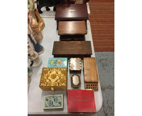 A COLLECTION OF VINTAGE BOXES TO INCLUDE A CRIBBAGE BOARD, TRINKET BOXES, JEWELLERY BOX, ETC 
