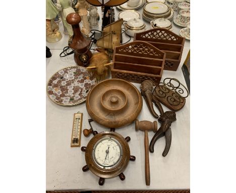 A QUANTITY OF TREEN ITEMS TO INCLUDE LETTER RACKS, NOVELTY NUTCRACKERS, BOWL, GAVEL, HIGHLAND COW, ETC 
