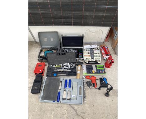 A LARGE COLLECTION OF NEARLY NEW TOOLS TO INCLUDE SOCKET SETS, CHISELS AND AN ELECTRIC JIGSAW ETC 