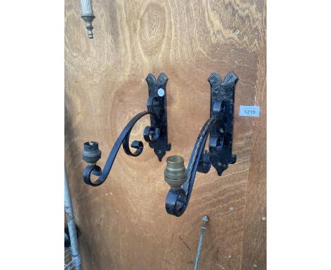 A PAIR OF WALL MOUNTED WROUGHT IRON LIGHT FITTINGS 