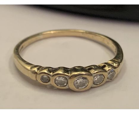 A 9 CARAT GOLD RING WITH FIVE IN LINE DIAMONDS SIZE Q 