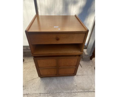 A RETRO TEAK NATHAN CUPBOARD WITH SINGLE DRAWER AND SHELF, 20" WIDE 