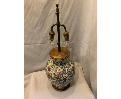 A DECORATIVE ORIENTAL STYLE TABLE LAMP 