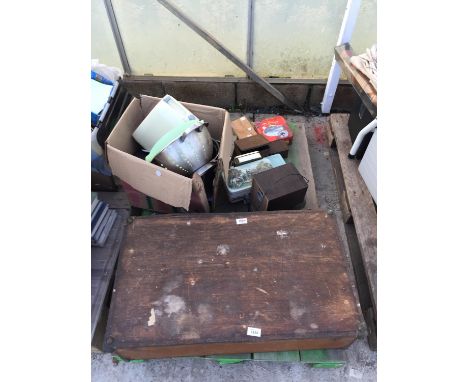 AN ASSORTMENT OF HOUSEHOLD CLEARANCE ITEMS TO INCLUDE SPEAKERS, VINTAGE TINS AND A TREAVEL TRUNK ETC 