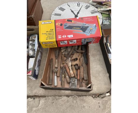 AN ASSORTMENT OF MAINLY VINTAGE TOOLS TO INCLUDE HAMMERS, CHISELS AND A TILE CUTTER ETC 