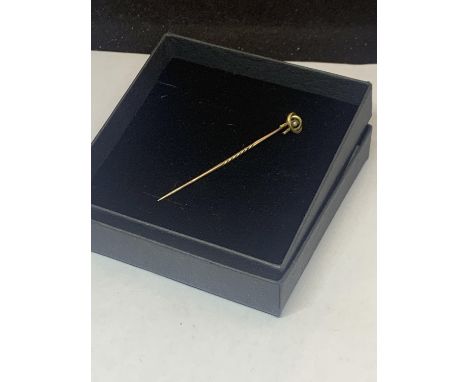 A VICTORIAN 15 CARAT GOLD STICK PIN WITH SEED PEARL IN A PRESENTATION BOX 