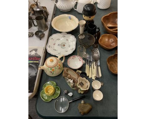 A COLLECTION OF CERAMIC ITEMS TO INCLUDE A HOMEPRIDE SELLERS FRED FLOUR SHAKER, CERAMICS SUCH AS A TEAPOT, AN AYNSLEY PLATE A