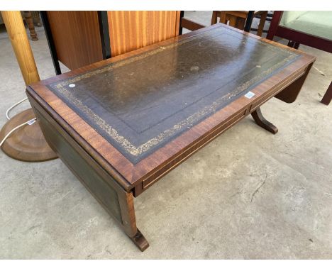 AN ANTIQUE SOFA TABLE STYLE COFFEE TABLE WITH INSET LEATHER TOP 